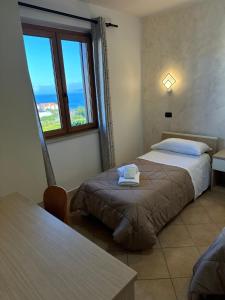 Habitación de hotel con 2 camas y ventana en Scilla e Cariddi, en Scilla