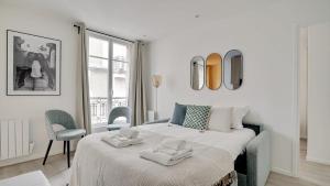 A bed or beds in a room at 156 Suite Marlene - Superb apartment in Paris.