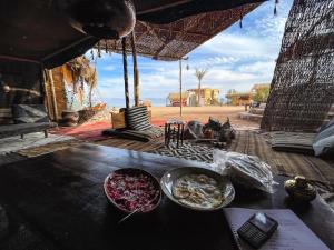 una mesa con dos tazones de comida encima en Live the bedouinlife, en Nuweiba