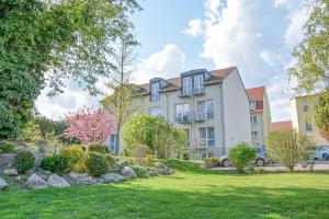 une grande maison blanche avec une cour dans l'établissement Hotel zur Insel, à Werder