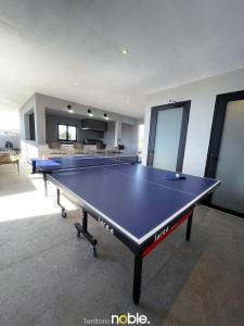 una mesa de ping pong en el medio de una habitación en Reluciente departamento, en Chihuahua