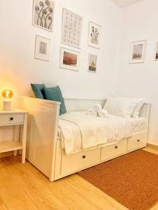 sypialnia z białym łóżkiem i stołem w obiekcie Διαμέρισμα στην Καλλιθέα w Atenach