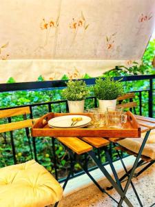 drewniany stół z płytą na górze w obiekcie Διαμέρισμα στην Καλλιθέα w Atenach