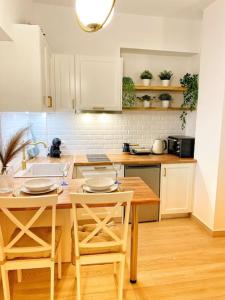 Una cocina o cocineta en Studio στην Καλλιθέα