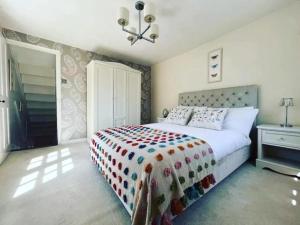 מיטה או מיטות בחדר ב-Bridewell Cottage in the heart of Tenterden - Pass The Keys