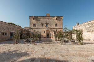 - l'entrée d'un château avec une arche dans l'établissement Masseria Torrelonga, à Fasano