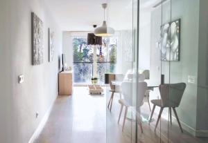 a dining room with a table and chairs in a room at Apart jardines San Vicente in Madrid