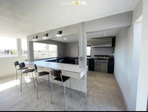 uma cozinha com mesa e cadeiras num quarto em Reluciente departamento em Chihuahua