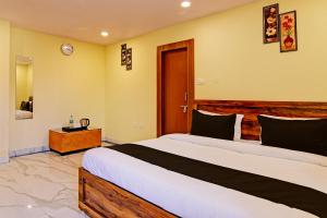 a bedroom with a large bed in a room at Collection O HI5 Elysian Premium in Bhubaneshwar