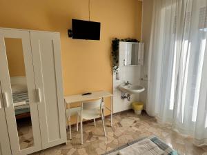 y baño con mesa pequeña y lavamanos. en Hotel Parini, en Cesano Boscone