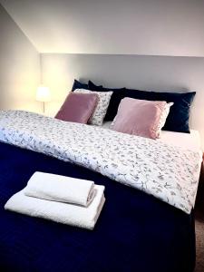 1 dormitorio con 2 camas y toallas. en Pensjonat Rondo, en Września
