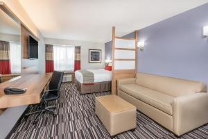 Area tempat duduk di Microtel Inn & Suites by Wyndham Sudbury