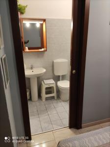 a bathroom with a toilet and a sink at HOSTAL D'ANNUNZIO HOUSe in Cesano Boscone