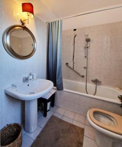 ボローニャにあるCa di Valeのバスルーム(洗面台、トイレ、シャワー付)