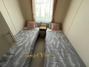 Postel nebo postele na pokoji v ubytování Tattershall Lakes Sunset View Caravan Lakeside, Hot Tub, Garden, Private Fishing Peg & WiFi + 53 fotografií