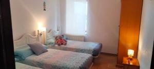 Posteľ alebo postele v izbe v ubytovaní Apartamentos Turísticos el Pontón