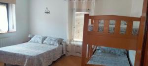 Posteľ alebo postele v izbe v ubytovaní Apartamentos Turísticos el Pontón