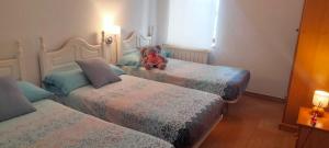 Posteľ alebo postele v izbe v ubytovaní Apartamentos Turísticos el Pontón