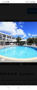 une photo d'une grande piscine en face d'un bâtiment dans l'établissement Marina golf, à Saint-François