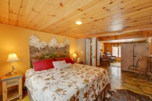 ein Schlafzimmer mit einem Bett und einer Holzdecke in der Unterkunft Idyllic Cabin Getaway with Hot Tub By Titus Mountain in Malone