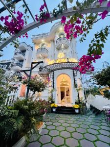 a building with a sign that reads the new colonial villa at Căn hộ tại Đà Lạt in Xuan An