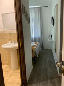 een badkamer met een wastafel, een toilet en een spiegel bij Vatican rooms in Rome