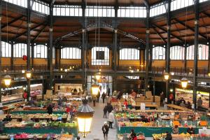 un grand marché avec des gens se promenant dans un bâtiment dans l'établissement Le Vintage- bords de l'Yonne, à Sens