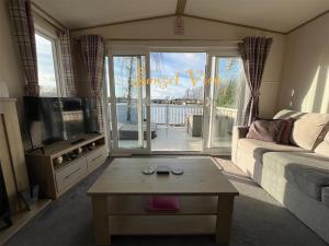 Posezení v ubytování Tattershall Lakes Sunset View Caravan Lakeside, Hot Tub, Garden, Private Fishing Peg & WiFi