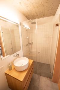 ein Bad mit einem Waschbecken und einer Dusche in der Unterkunft Casa Acletta - die Ferienwohnung in Valbella in Valbella