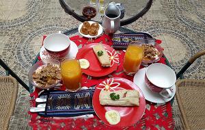 einen Tisch mit Speisen und Getränken in der Unterkunft DON ALEJANDRO in Trujillo