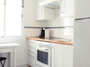 Kuchyňa alebo kuchynka v ubytovaní Fabuloso apartamento junto al Soho con parking privado
