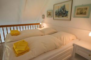 カイトゥムにあるAlte-Muehleの黄色いタオルが付いた部屋のベッド2台