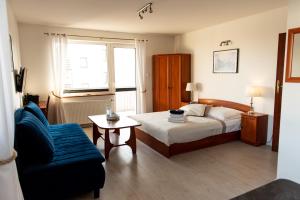 レバにあるVilla Plazowa 6のベッドルーム1室(ベッド1台、椅子、テーブル付)