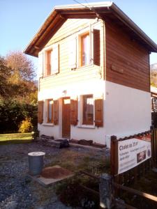 een huis in aanbouw met een bord ervoor bij Chalet Rekiano à Samoens - 5 pers in Samoëns