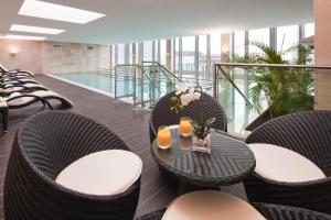 柏林的住宿－柏林歐洲之星酒店，一间带桌椅和游泳池的餐厅