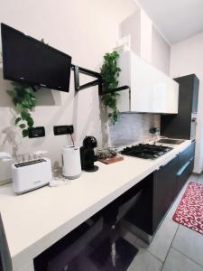 Cucina o angolo cottura di Elegant Smart Suite with Free Parking
