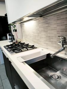 un bancone da cucina con lavello e fornello di Elegant Smart Suite with Free Parking a Torino