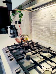 Cucina o angolo cottura di Elegant Smart Suite with Free Parking