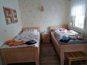 2 Betten in einem kleinen Zimmer in der Unterkunft Ferienhaus Fuxbau in Wohlau