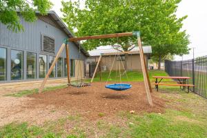 Children's play area sa Sun Retreats Texas Hill Country