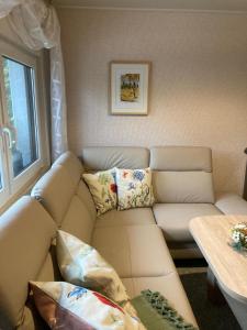 ein Wohnzimmer mit einem Sofa und einem Tisch in der Unterkunft Ferienhaus Fuxbau in Wohlau
