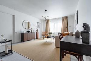 a living room with a piano and a couch at Stylish Studio Haven Ideal for Four Guests in Stockholm