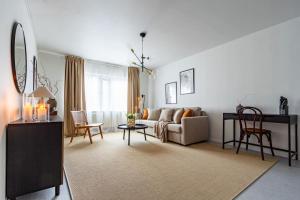 - un salon avec un canapé et une table dans l'établissement Stylish Studio Haven Ideal for Four Guests, à Stockholm