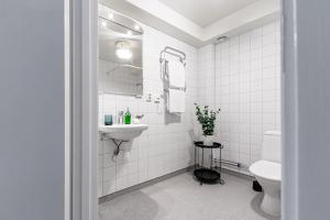 Ένα μπάνιο στο Low-cost stay in SoFo, construction work +27 φωτογραφίες