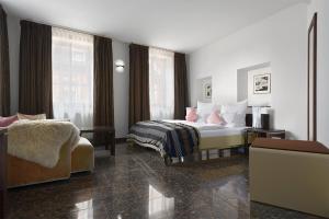 シュリースハイムにあるTRIP INN Kaiser Hotel & Restaurant Heidelberg-Schriesheimのベッドと窓のあるホテルの部屋 +129枚の写真