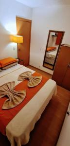 1 dormitorio con 1 cama con 2 toallas en Apartamento completo, privativo, ótima localização (Próximo ao Aeroporto), en Campo Grande