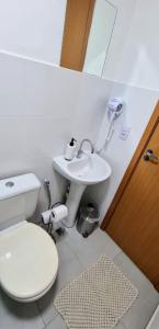 a bathroom with a toilet and a sink at Apartamento completo, privativo, ótima localização (Próximo ao Aeroporto) in Campo Grande