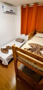 two bunk beds in a room with a fan at Apartamento completo, privativo, ótima localização (Próximo ao Aeroporto) in Campo Grande
