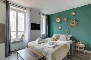 a bedroom with a bed with a green wall at 823 Suite Funky - Superb Apartment in Bagnolet