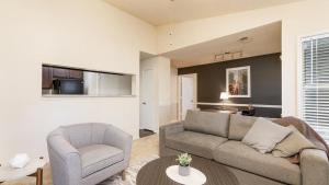 溫斯頓·塞勒姆的住宿－Landing Modern Apartment with Amazing Amenities (ID8399X27)，客厅配有沙发和椅子